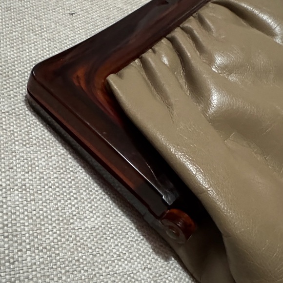 Gorgeous Vintage Clutch-Faux Leather-Lucite Trim in Brown-Gold Tone Metal Close - Picture 4 of 16